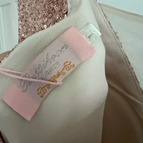 Beautiful dress - Picture 3 of 5